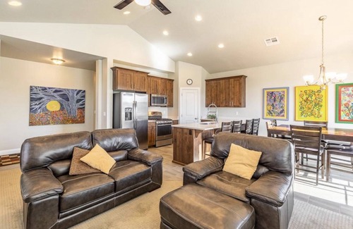 Sienna Hills House | VACATION VILLA▐KID FRIENDLY▐3 MASTER BEDROOMS▐POOL HOT TUB▐FAST WIFI▐CLOSE PARKS