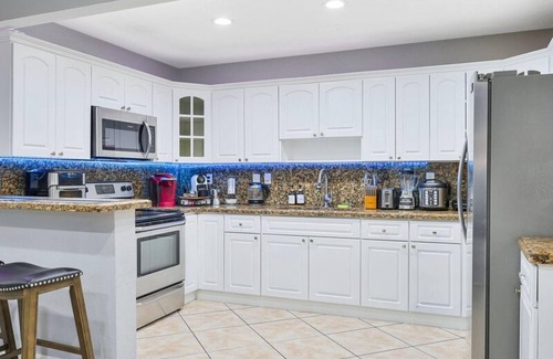 Coral Way House | Vacay Spot Large Family Vacation Rental 4to23guest