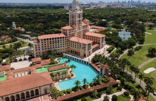 Coral Way House | Vacay Spot Large Family Vacation Rental 4to23guest