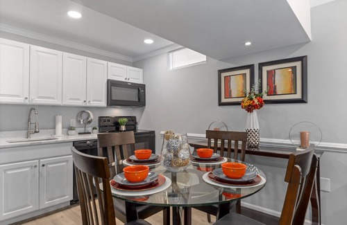 Waldorf House | Valencia Royale ~ Private 2BR Luxe Suite (MGM, National Harbor, DC MD VA)