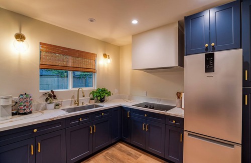 Sun Valley House | Valley Pocket: Your Chic LA Getaway with Private Patio & Amenities Galore!