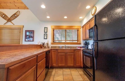 Mazama Cabin | Valley View Cabin at Timberline Meadows