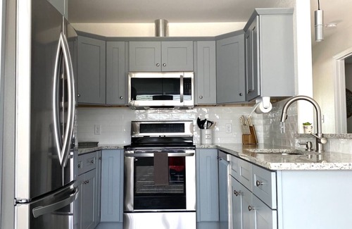 Pigeon Forge Cottage | Valley View, Easy Accessible 2 min to Parkway with AC, WiFi, Hot Tub
