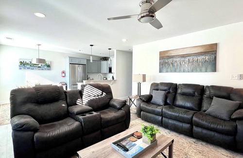 Pigeon Forge Cottage | Valley View, Easy Accessible 2 min to Parkway with AC, WiFi, Hot Tub