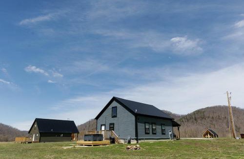 Stanton House | "Valley View Lodge" RRG - Modern Stay w/Hot-tub