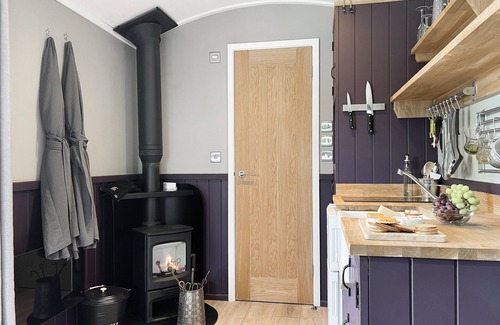 South Molton Apartment | Valley View Retreat Shepherd’s Hut, near North Molton