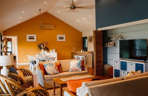 Mowbray House | Valley Views Lodge- Country home in Port Douglas