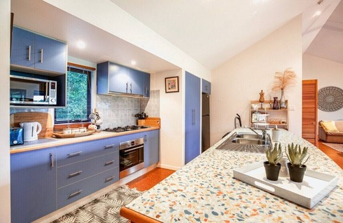 Mowbray House | Valley Views Lodge- Country home in Port Douglas