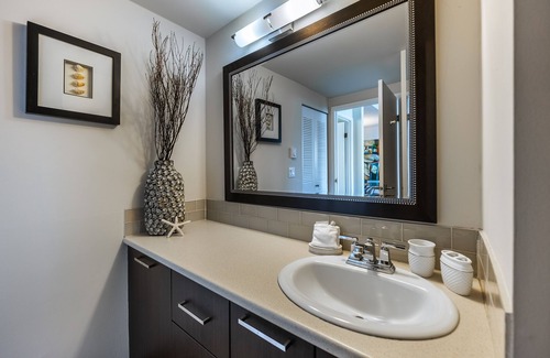North Oyster Resort | Van. Island Waterfront Paradise.OUTDOOR POOL, HOT TUB, TENNIS COURT!