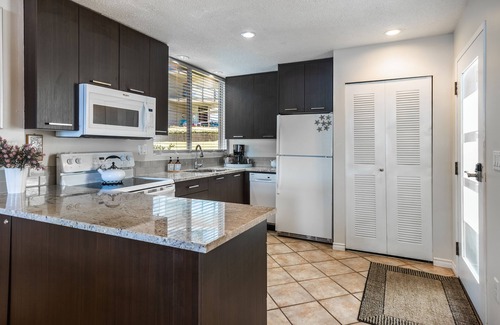 North Oyster Resort | Van. Island Waterfront Paradise.OUTDOOR POOL, HOT TUB, TENNIS COURT!