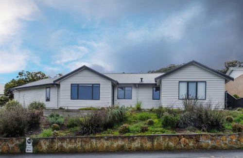 Albany House | Vancouver's End by the BnB Collection