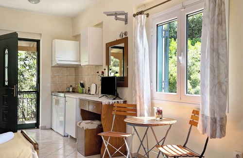 Mikros Gialos Apartment | Vardia Studio B with Sea View, Balcony & Wi-Fi