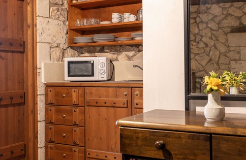 Porto Koukla Apartment | Vardiola Houses - Traditional Suite with private pool