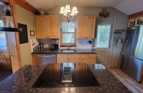 Pittsfield House | Vasha is a cozy pet-friendly lake house for relaxing in a secluded location.