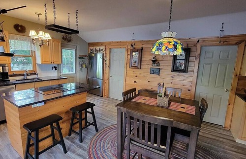 Pittsfield House | Vasha is a cozy pet-friendly lake house for relaxing in a secluded location.