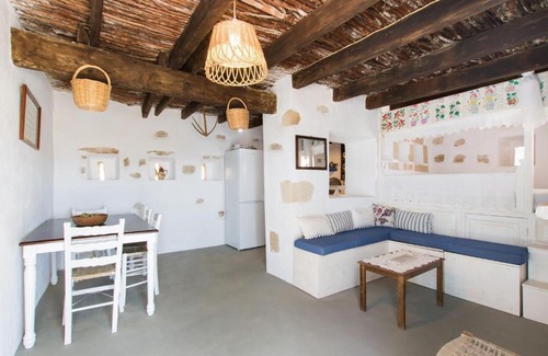Menetai House | Vatha Traditional Cottage with a view