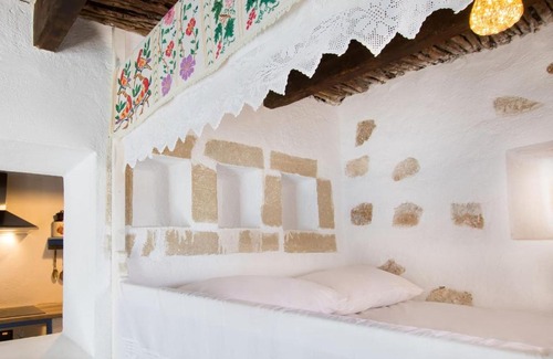 Menetai House | Vatha Traditional Cottage with a view
