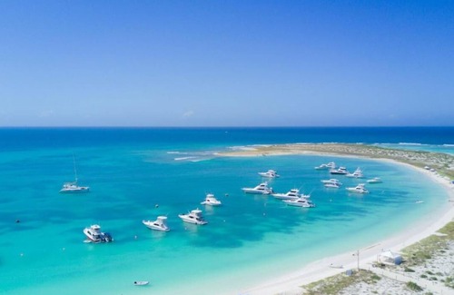 La Tortuga Boat Rental | "explora la Aventura: Camping de Playa Isla La Tortuga ¡vive la Magia del Mar !"