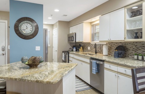 Branson Condo | Velting’s Golf View Getaway | Holiday Hills Branson | Golf Resort | Outdoor Pool