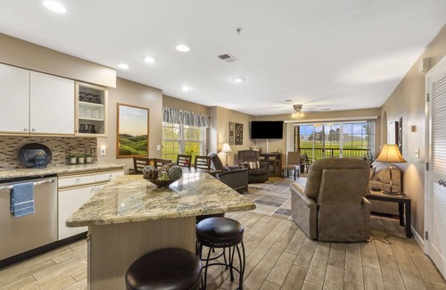 Branson Condo | Velting’s Golf View Getaway | Holiday Hills Branson | Golf Resort | Outdoor Pool