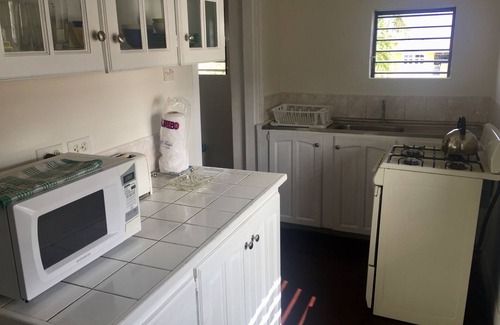 Blue Waters Apartment | Ventnor House Apartments. Spacious and within walking distance to Accra Beach.