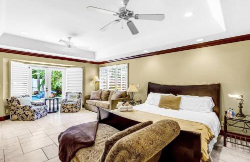 Birch Park Finger Streets House | Ventur Vintage Beach House Luxury Pool