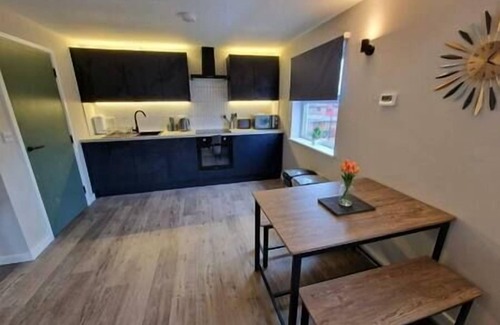 Plasnewydd Apartment | Vere Room 5 - Double Room - Shared Bathroom Near City Centre