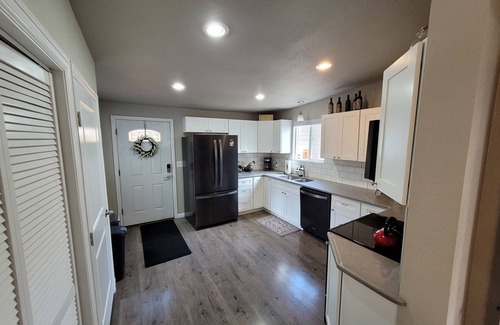 Downtown Colorado Springs Cottage | /VERN Cottage/Downtown, Walkable, Clean, Welcoming!