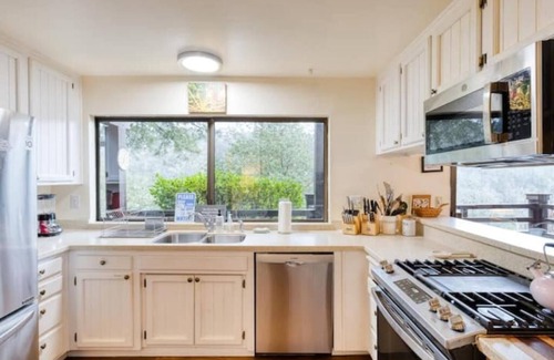 Ukiah House | Verona: Awesome Views, Pool, Vineyard, Hot Tub!