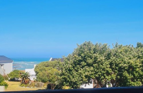 L'Agulhas House | Verregaande Cottage with hot tub