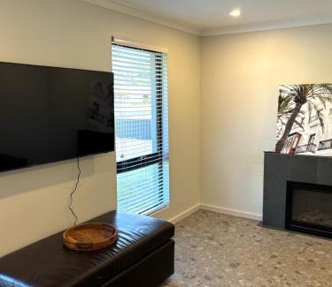 Mandurah House | Versatile summer beach house or cosy winter retreat!
