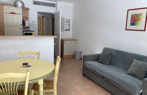 Boulouris-sur-Mer Apartment | Very beautiful luxury estate, trees, secure, parking, beach 50 m