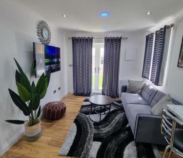 Little Holland Apartment | Very Cosy & Lovely 1 Bed Garden Apartment with side access