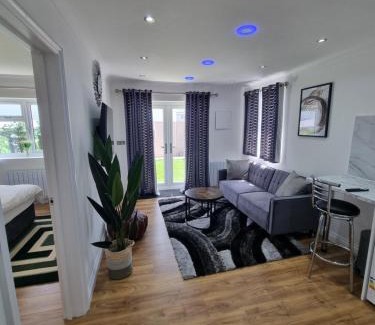 Little Holland Apartment | Very Cosy & Lovely 1 Bed Garden Apartment with side access