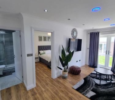 Little Holland Apartment | Very Cosy & Lovely 1 Bed Garden Apartment with side access