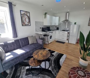 Little Holland Apartment | Very Cosy & Lovely 1 Bed Garden Apartment with side access