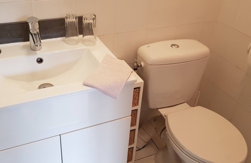 Siguer Bed & Breakfast | Very friendly bed and breakfast, surrounded by mountains (shower room)