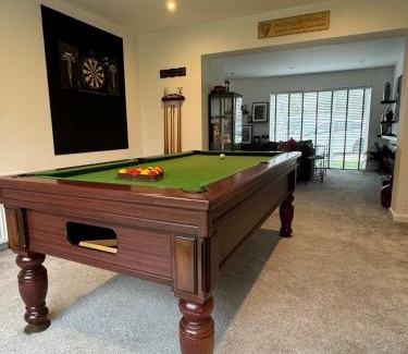 Higham Ferrers House | Very Large 5 Bed House Higham Ferrers family and contractors king beds Sky TV Pool Table Gym