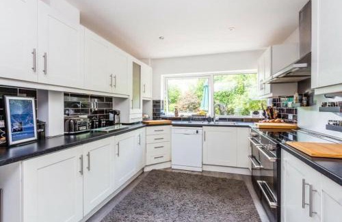 Higham Ferrers House | Very Large 5 Bed House Higham Ferrers family and contractors king beds Sky TV Pool Table Gym