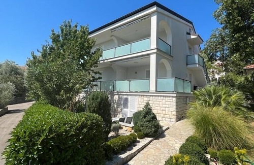Vantacici Apartment | Very large and luxurious apartment in a 2-family house with garden! 2 min from the beach!