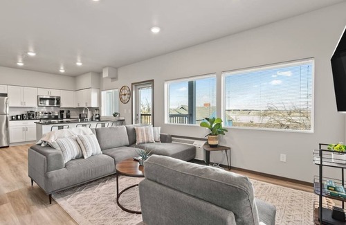 South Perry District Apartment | Very New 2 Bed 2 Bath Near DT and Perry District!