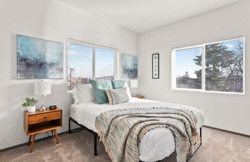 South Perry District Apartment | Very New 2 Bed 2 Bath Near DT and Perry District