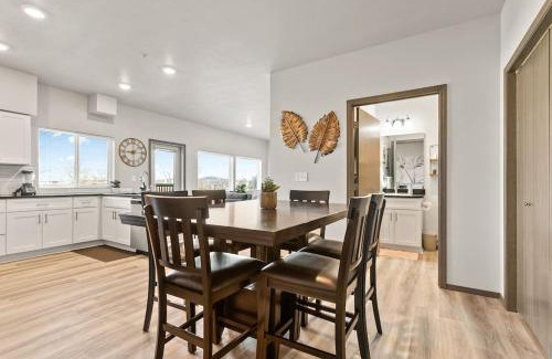 South Perry District Apartment | Very New 2 Bed 2 Bath Near DT and Perry District