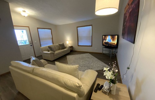 Three Hills House | Very Nice 3-Bedroom House both Suites C & D with WiFi in Three Hills