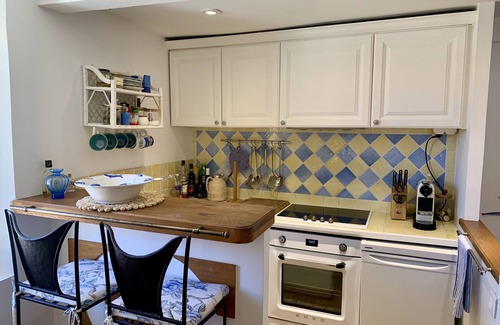 Old Town Apartment | VERY NICE APARTMENT OLD TOWN TROPEZIENNE TERRACE SEA VIEW