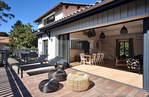 Pyla-sur-Mer Villa | Very nice beach villa with swimming pool in the pine trees seen basin