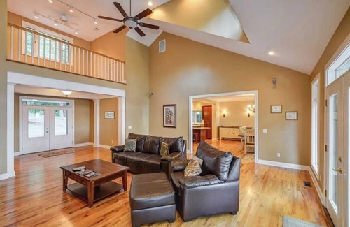 New Concord House | Very private 4 bd lake house with man-cave, guest house, hot tub, gym, grill