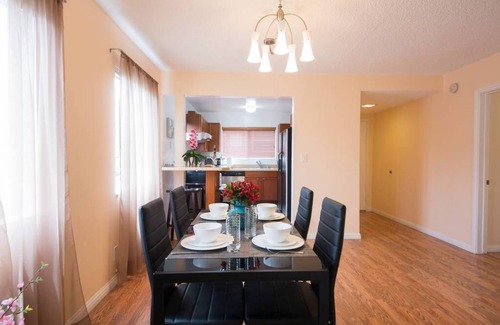 North of Wilshire Apartment | Very spacious 2 bedrooms + 2 bathrooms in Prime Santa Monica + free parking
