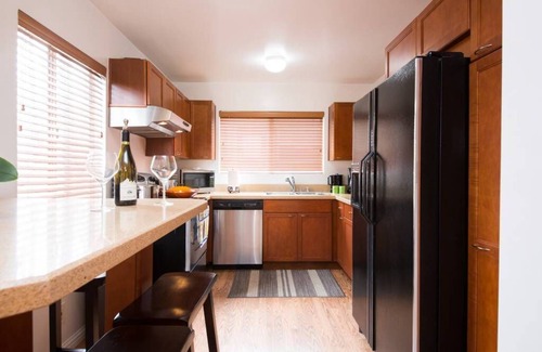 North of Wilshire Apartment | Very spacious 2 bedrooms + 2 bathrooms in Prime Santa Monica + free parking