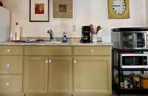 Downtown Apartment | Very tropical, private and peaceful, short walk to everything happening downtown